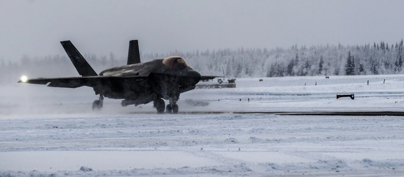 ΗΠΑ: Οι γενναίοι πιλότοι των μαχητικών F-35 μπήκαν στην... «κατάψυξη» (φώτο)